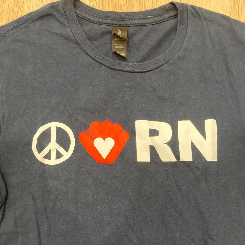 Gildan Softstyle Peace Love RN Nurse Graphic Tee Navy Blue Unisex Size S